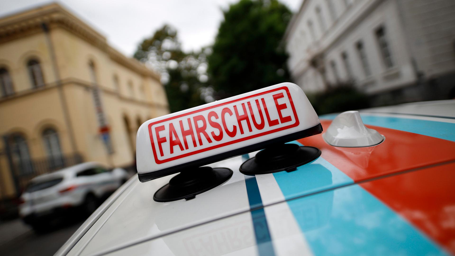 Fahrschulzeichen auf einem Fahrschulwagen. | picture alliance / Geisler-Fotopress | Christoph Hardt/Geisler-Fotopress
