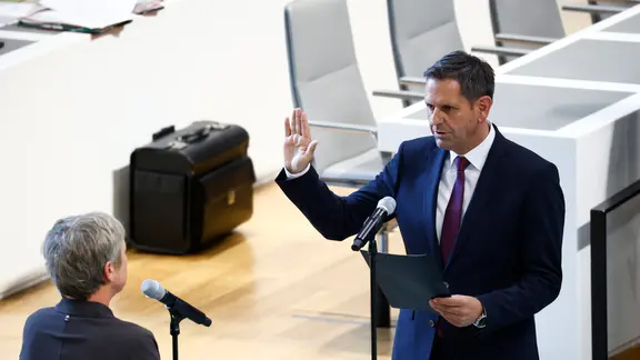 Olaf Lies (SPD), neuer Ministerpräsident von Niedersachsen, spricht im Landtag den Amtseid vor Landtagspräsidentin Hanna Naber.