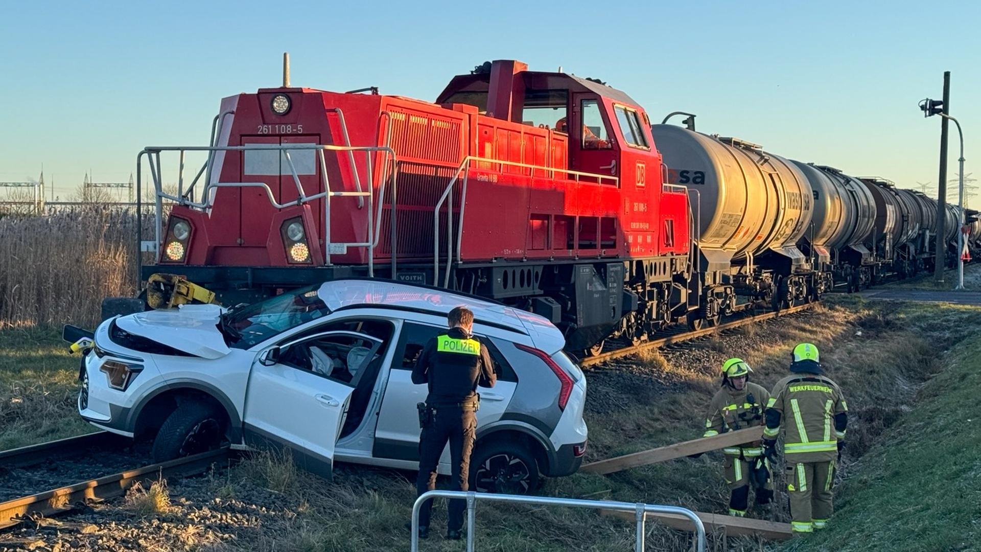 Ein Auto, das in Stade mit einem Güterzug kollidiert ist, steht auf Gleisen. | JOTO