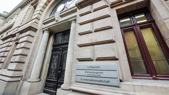 Schilder mit der Aufschrift Landgericht, Oberlandesgericht und Generalstaatsanwaltschaft hängen an einem Gebäude. | NDR, Julius Matuschik Schilder mit der Aufschrift Landgericht, Oberlandesgericht und Generalstaatsanwaltschaft hängen an einem Gebäude.