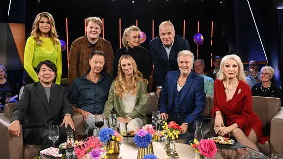Barbara Schöneberger und Hubertus Meyer-Burckhardt im Gruppenbild mit den Gästen der NDR Talk Show am 7. November 2025.