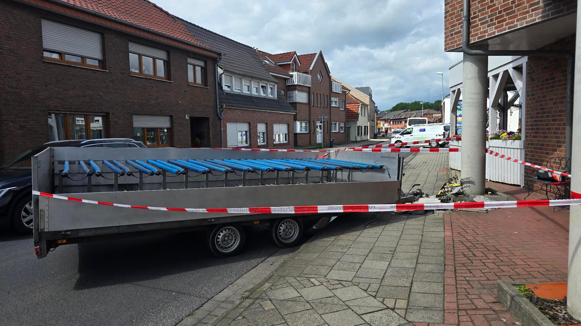 Ein Anhänger steht nach einem Unfall vor einem Stromkasten. | Nord-West-Media TV