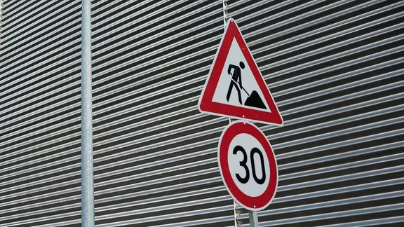 In Hannover sieht man ein Straßenschild, das auf eine Baustelle hinweist, und ein Straßenschild, das auf eine Geschwindigkeitsbegrenzung von 30 km/h hinweist. | NDR, Julius Matuschik In Hannover sieht man ein Straßenschild, das auf eine Baustelle hinweist, und ein Straßenschild, das auf eine Geschwindigkeitsbegrenzung von 30 km/h hinweist.