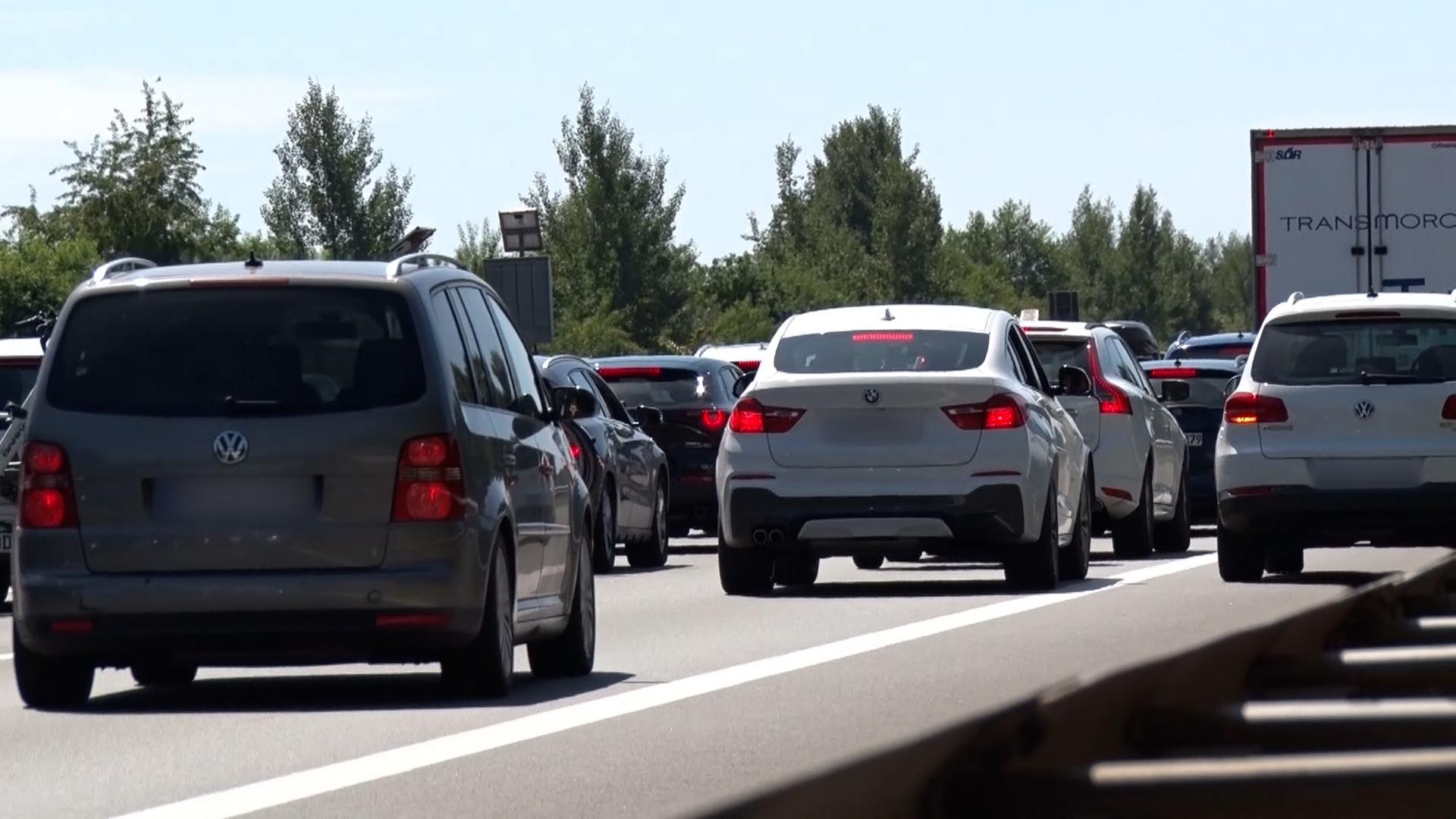 Autos stauen sich auf der A1 bei Dinklage. | Nord-West-Media TV