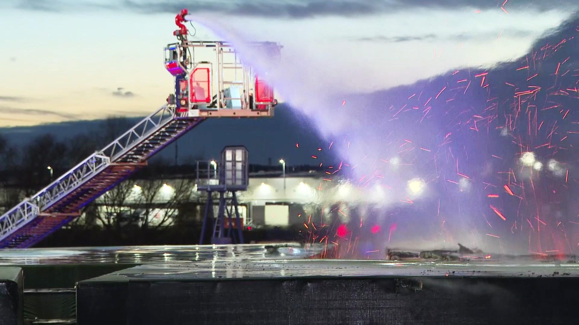 Hamburger Hafen: Großeinsatz wegen brennender Container