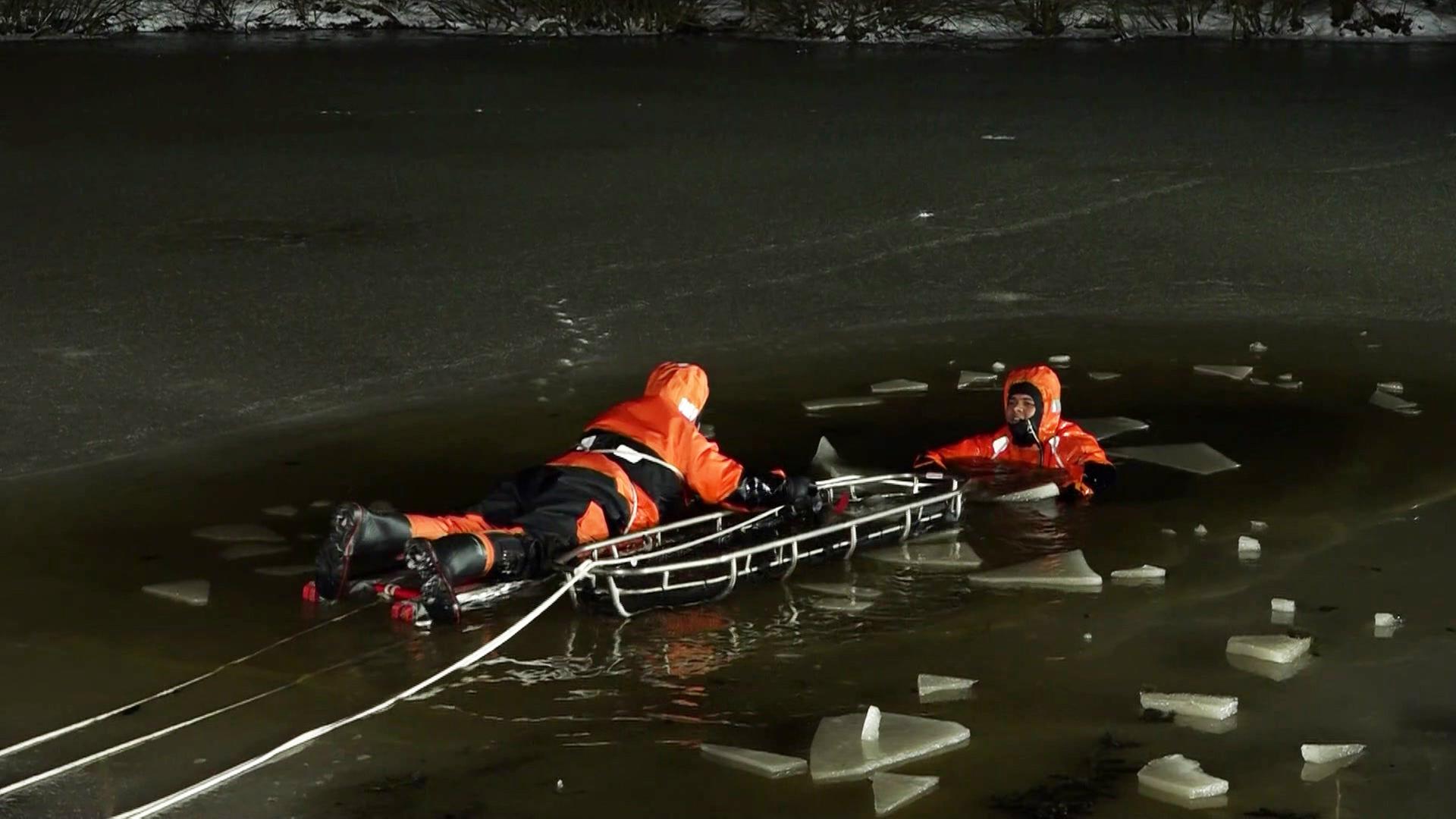 Feuerwehrübung: Ein Proband ist ins Eis eingebrochen und wird gerettet. | TeleNewsNetwork