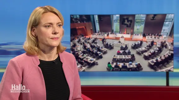 Redakteurin Hilke Janssen im Studio.