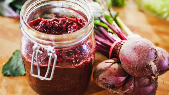 Fermentierte Rote Bete in einem Weckglas.