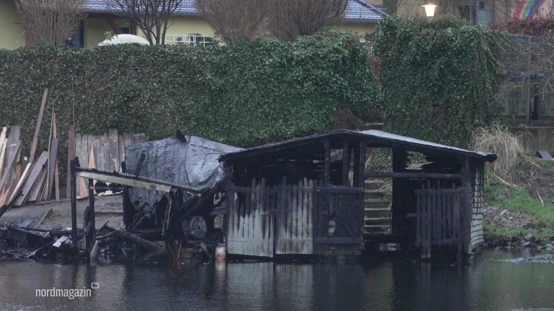 Brand am Neujahrsmorgen: Bootsschuppen in Penzlin in Flammen