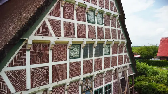 Fassade eines Fachwerkhauses mit kunstvoll gemauerten Kassetten.