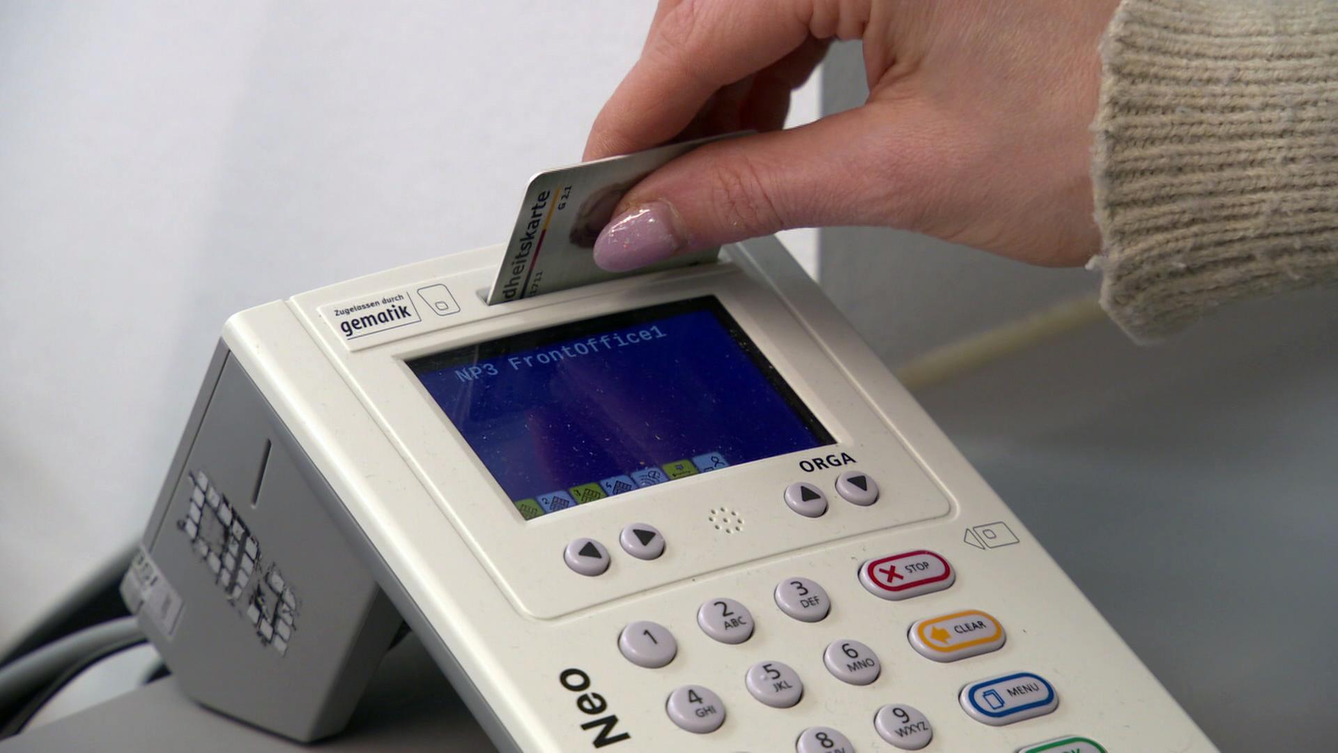 Eine Versichertenkarte wird in ein Lesegerät gesteckt. | NDR