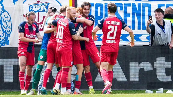 Rostock-Spieler bejubeln einen Treffer.