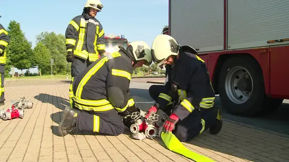Feuerwehrmänner bereiten die Übung vor