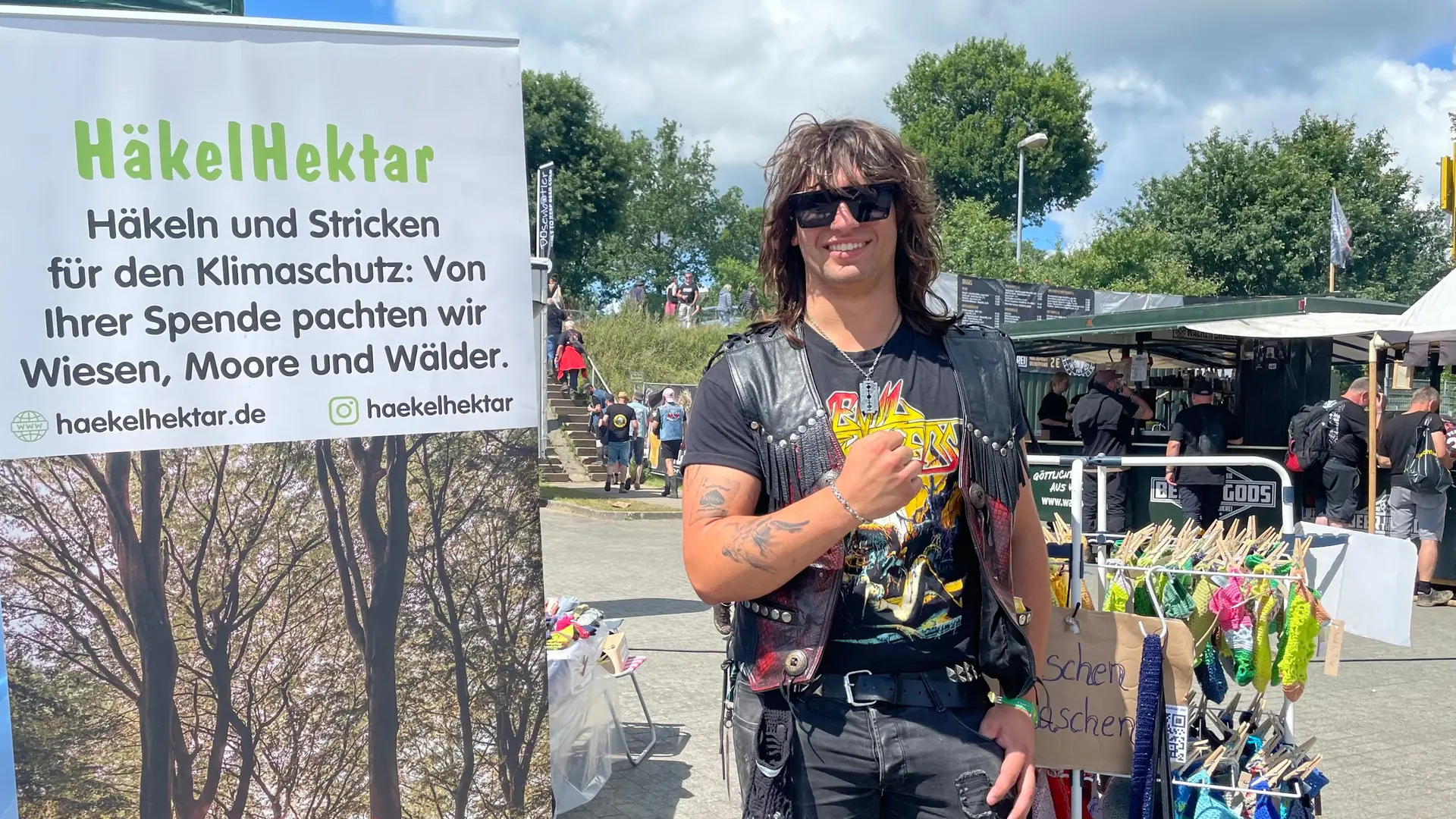 Häkeln und Heavy Metal: Flaschentaschen für den Klimaschutz