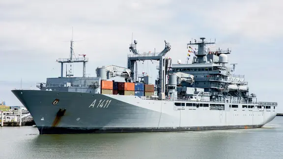 Der Einsatzgruppenversorger "Berlin" läuft in einen Hafen ein. | picture alliance/dpa, Hauke-Christian Dittrich Der Einsatzgruppenversorger "Berlin" läuft in einen Hafen ein.