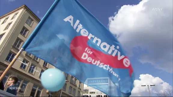 Eine Fahne mit dem Logo der AfD.