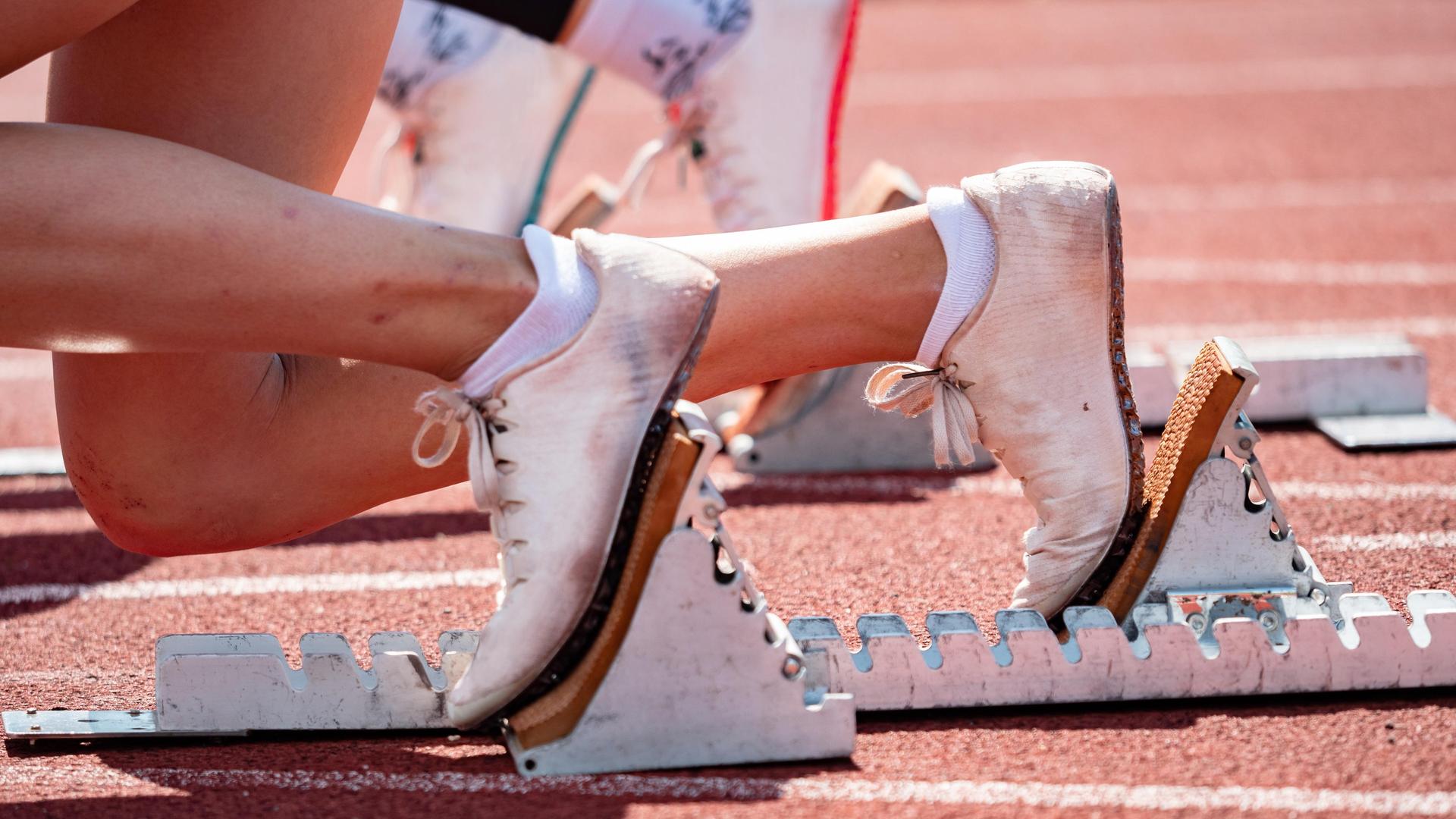 Ein Startblock für Läufer auf einer Tartanbahn. | picture alliance / Zoonar