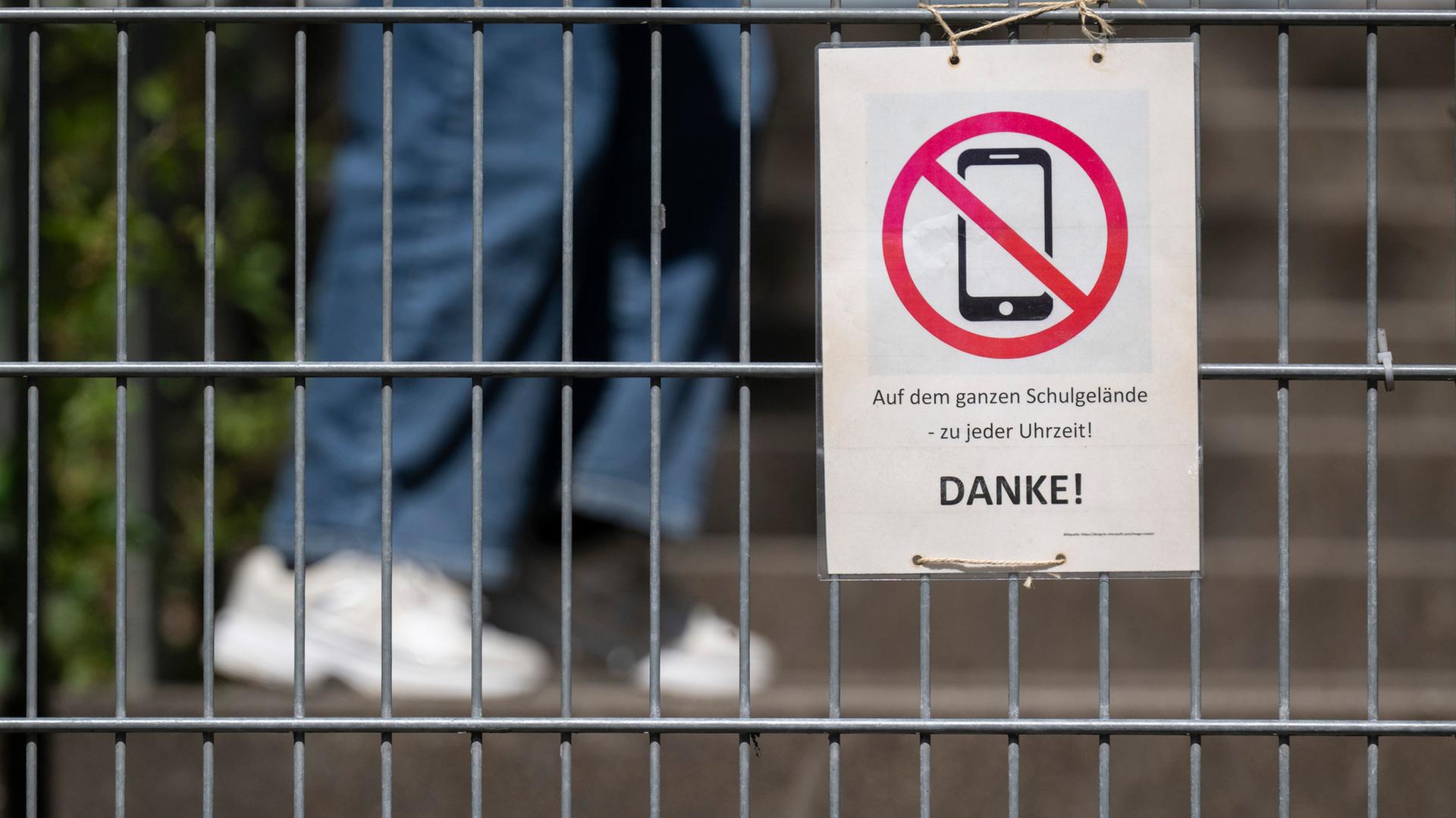 Handys an Schulen in SH: Land bringt neue Regeln auf den Weg