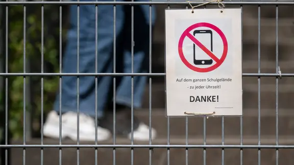Ein Schild mit einem Handyverbot an Schulen