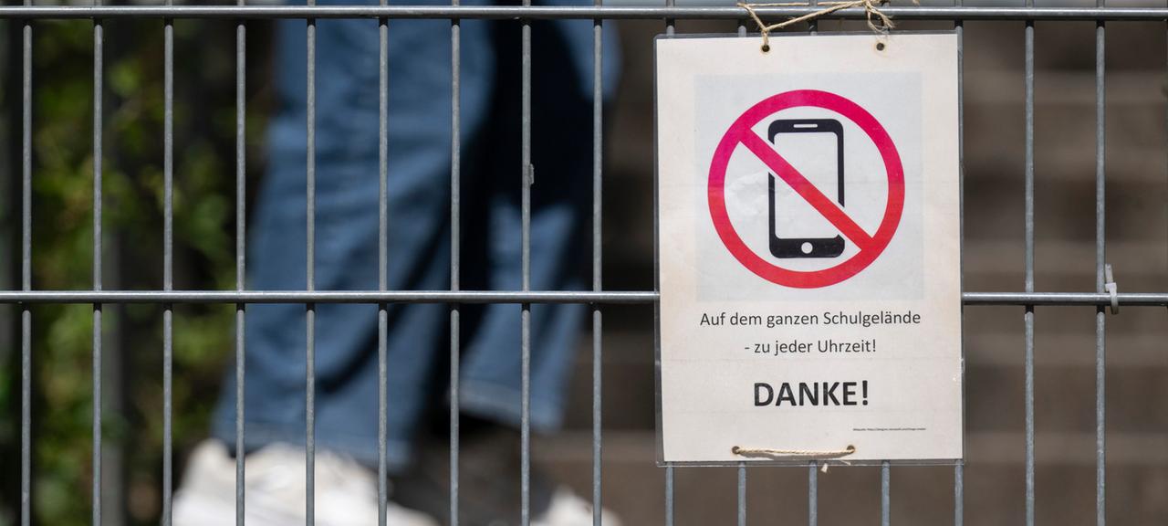 Ein Schild mit einem Handyverbot an Schulen