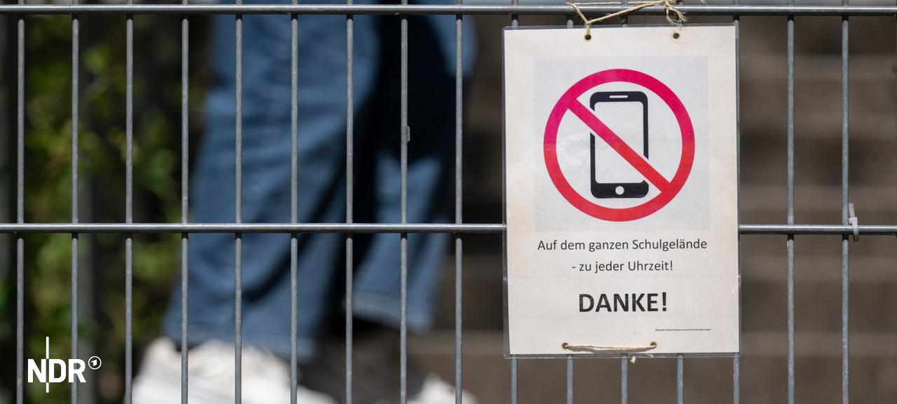 Ein Schild mit einem Handyverbot an Schulen