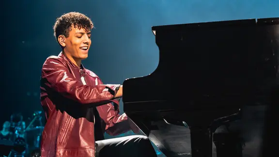 Louis Philippson sitzt an einem Flügel