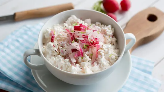 Radieschen-Frischkäse in einer Schüssel. | NDR, Claudia Timmann Radieschen-Frischkäse in einer Schüssel.
