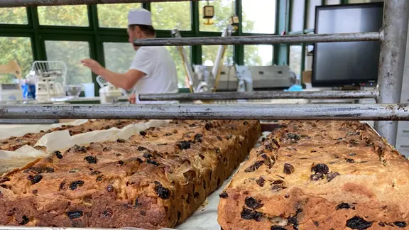 In den Büchern der Stadt Bremen wurde das schwere Hefe-Rosinengebäck erstmals 1593 erwähnt. | NDR/dmfilm In den Büchern der Stadt Bremen wurde das schwere Hefe-Rosinengebäck erstmals 1593 erwähnt.