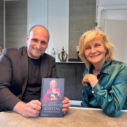 Daniel Kaiser und Heikedine Körting zeigen ein Buch