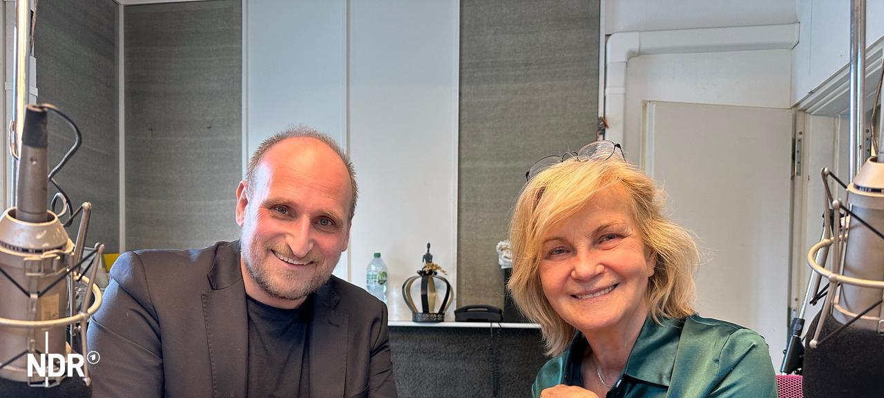 Daniel Kaiser und Heikedine Körting zeigen ein Buch | NDR, Julia Kaiser Daniel Kaiser und Heikedine Körting zeigen ein Buch