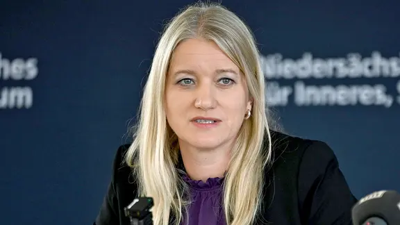 Niedersachsens Justizministerin Kathrin Wahlmann (SPD) bei einer Pressekonferenz.