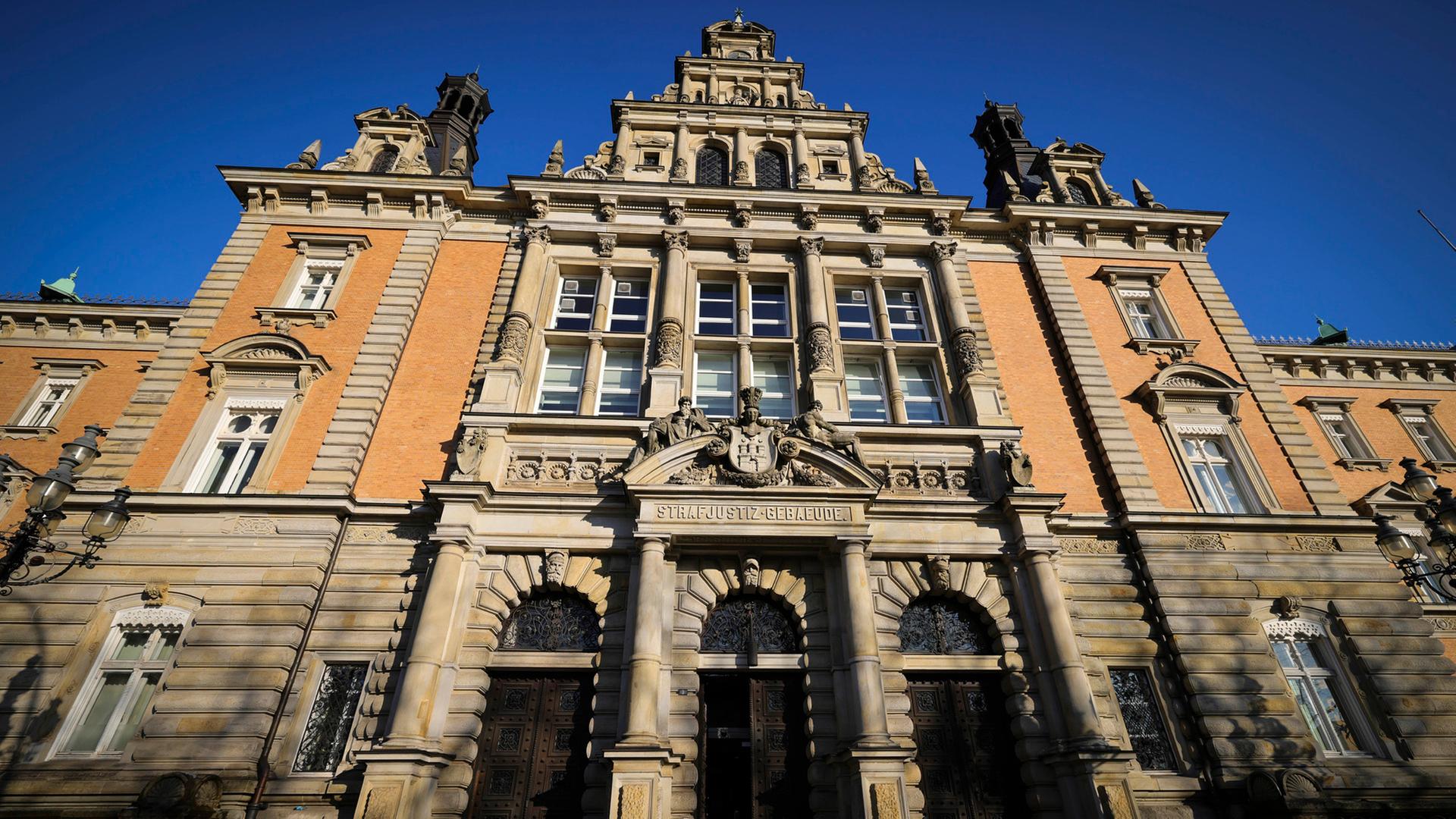 Prozessauftakt in Hamburg: Angeklagter soll Tochter missbraucht haben Prozessauftakt in Hamburg: Angeklagter soll Tochter missbraucht haben