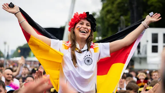  Ein Deutschland-Fan jubelt beim Public Viewing in einer Fanzone