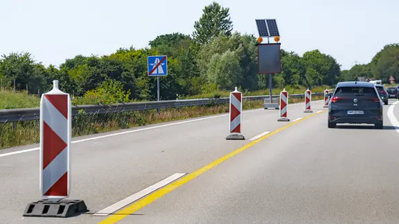 Baustellenmarkierungen auf der Autobahn A20. | picture-alliance/dpa | Markus Scholz Baustellenmarkierungen auf der Autobahn A20.
