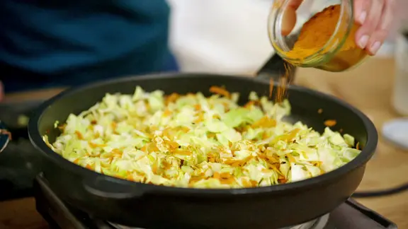 Spitzkohl-Karottengemüse in einer Pfanne