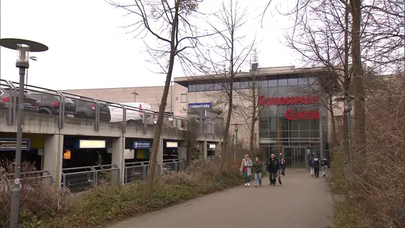 Einer der Seiteneingänge des Schlossparkcenters in Schwerin. Hier ist ein 17-Jähriger niedergestochen worden.
