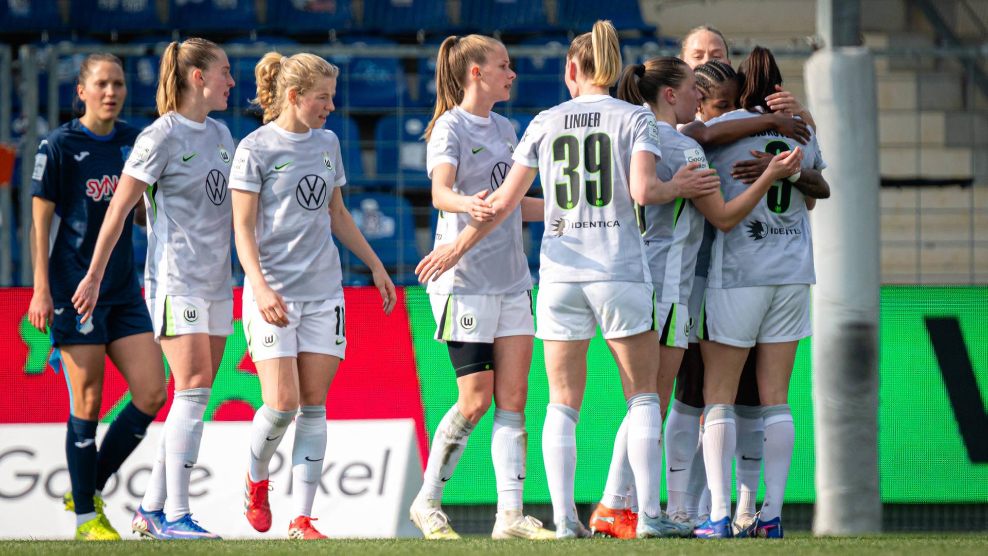 Jubelnde Wolfsburgs Spielerinnen | IMAGO / speedshot