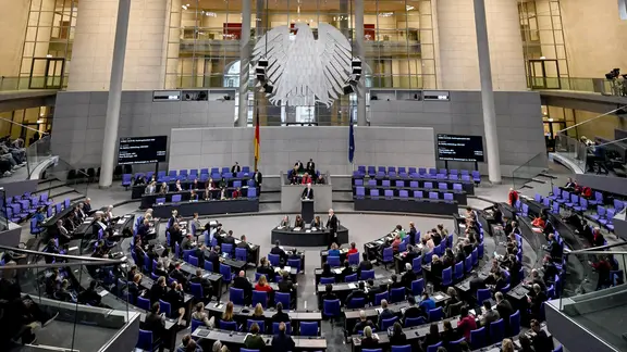 Berlin: Abgeordnete sitzen Plenarsaal des Bundestags.