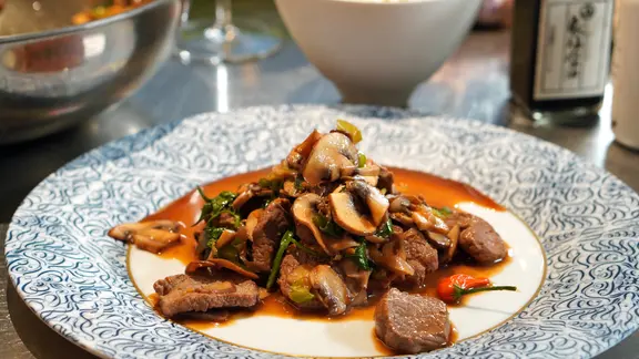 Lammlachse aus dem Wok mit Pilzen