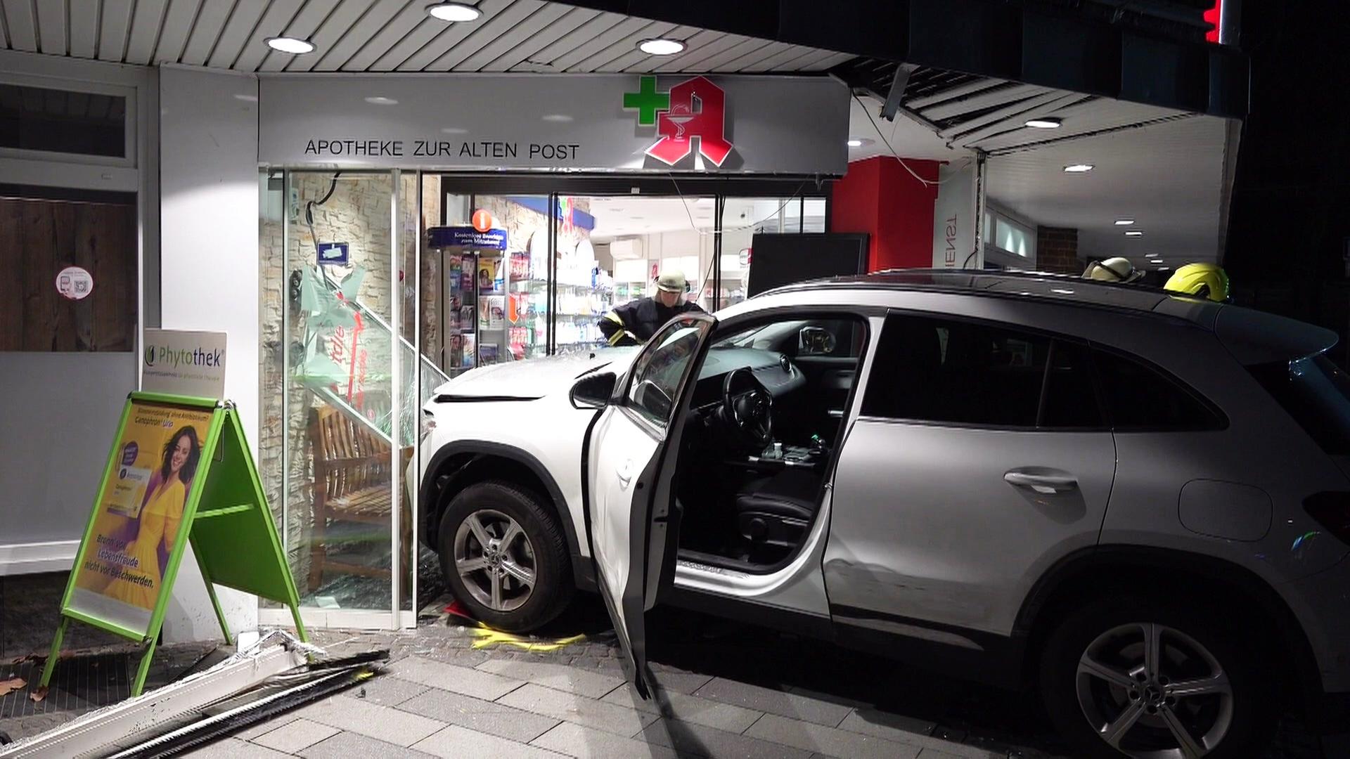 Hamburg-Bergedorf: Auto fährt in Apotheke