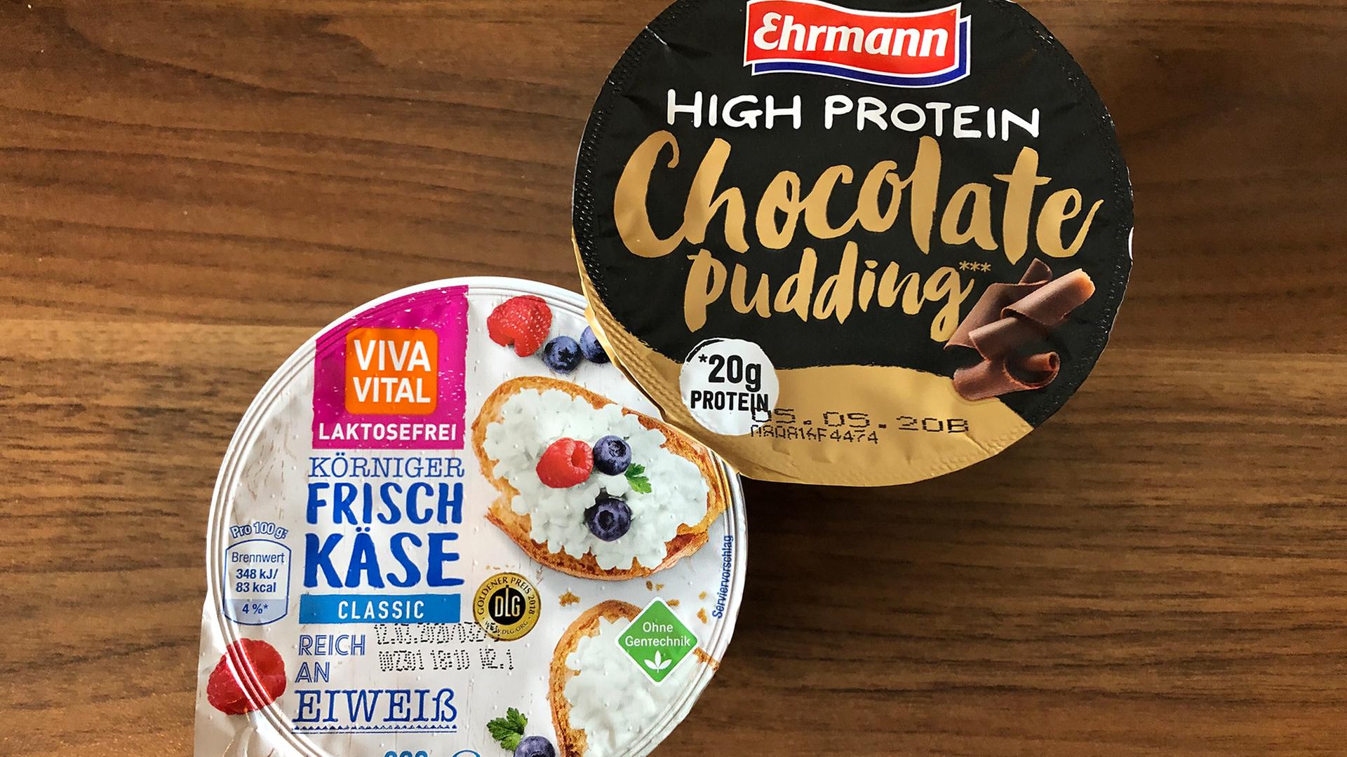 Körniger Frischkäse und ein Schokoladen-Pudding mit besonderem Protein-Gehalt. | picture alliance/dpa, Gregor Tholl