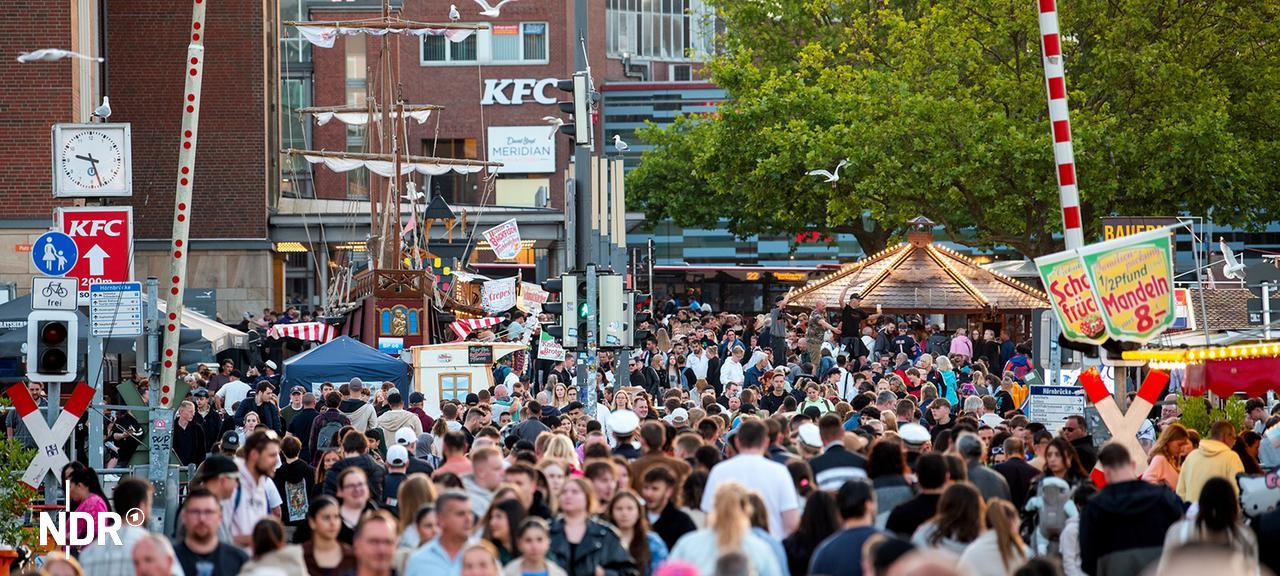Zahlreiche Besucher gehen über die Kieler Woche 2024. | Daniel Bockwoldt Zahlreiche Besucher gehen über die Kieler Woche 2024.