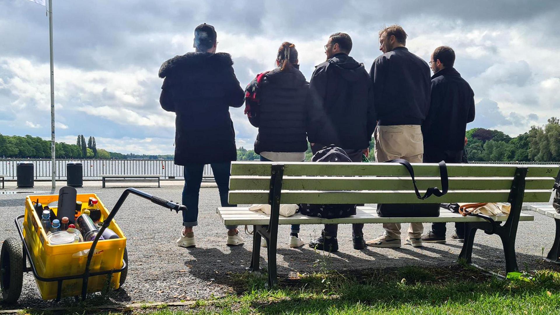 Eine Gruppe mit Bollerwagen zu Vatertag am Maschsee in Hannover. | NDR