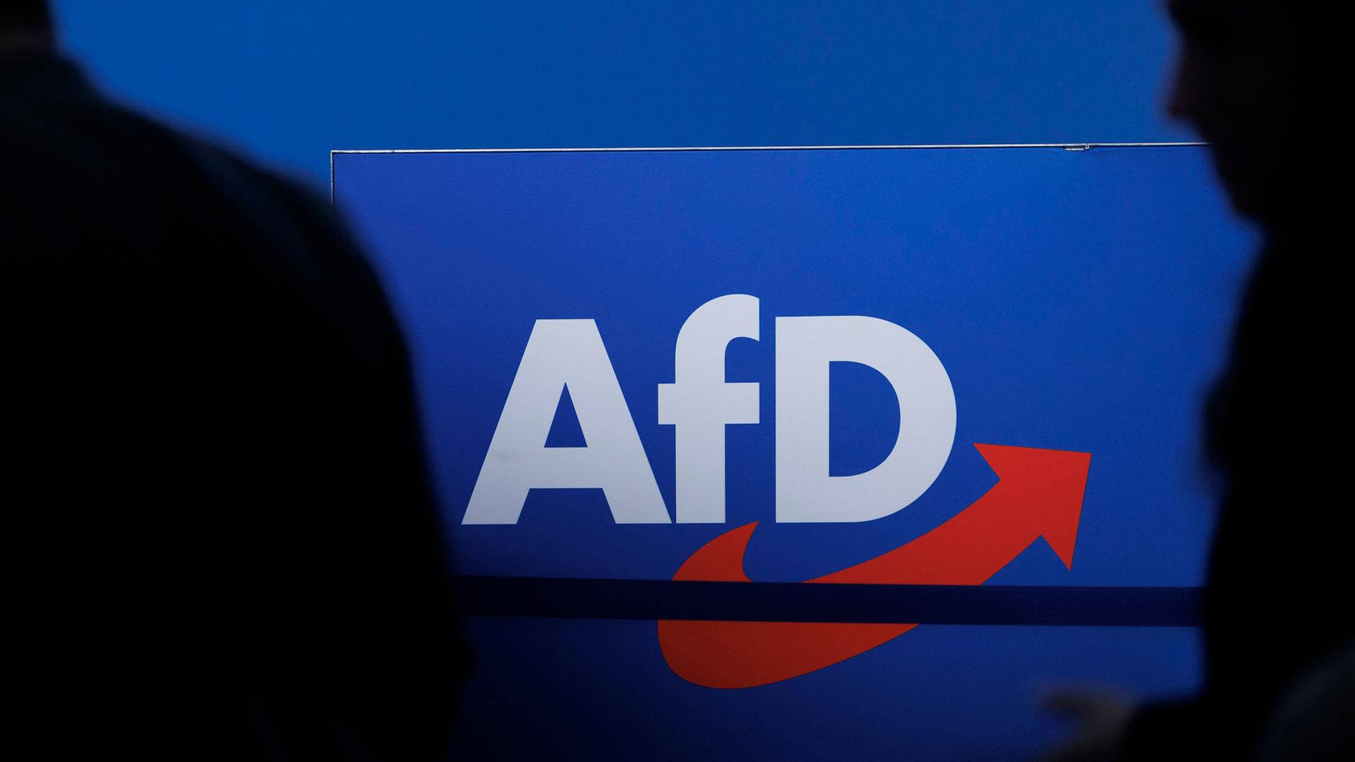 Der Schrifzug der AfD auf blauem Hintergrund mit schwarzen Schatten im Vorergrund. | Carsten Koall/dpa