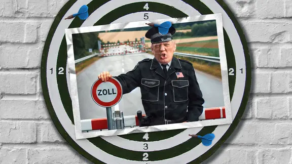 Eine Fotomontage zeigt eine Postkarte auf einer Dartscheibe. Die Postkarte zeigt Donald Trump als Zöllner, der hinter einer geschlossenen Schranke steht und ein Schild in der Hand hält, auf dem ZOLL steht.