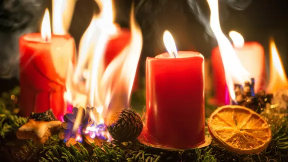 Ein brennender Adventskranz