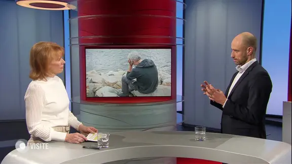 Prof. Marc Axel Wollmer im Studio im Gespräch mit Moderatorin Vera Cordes.