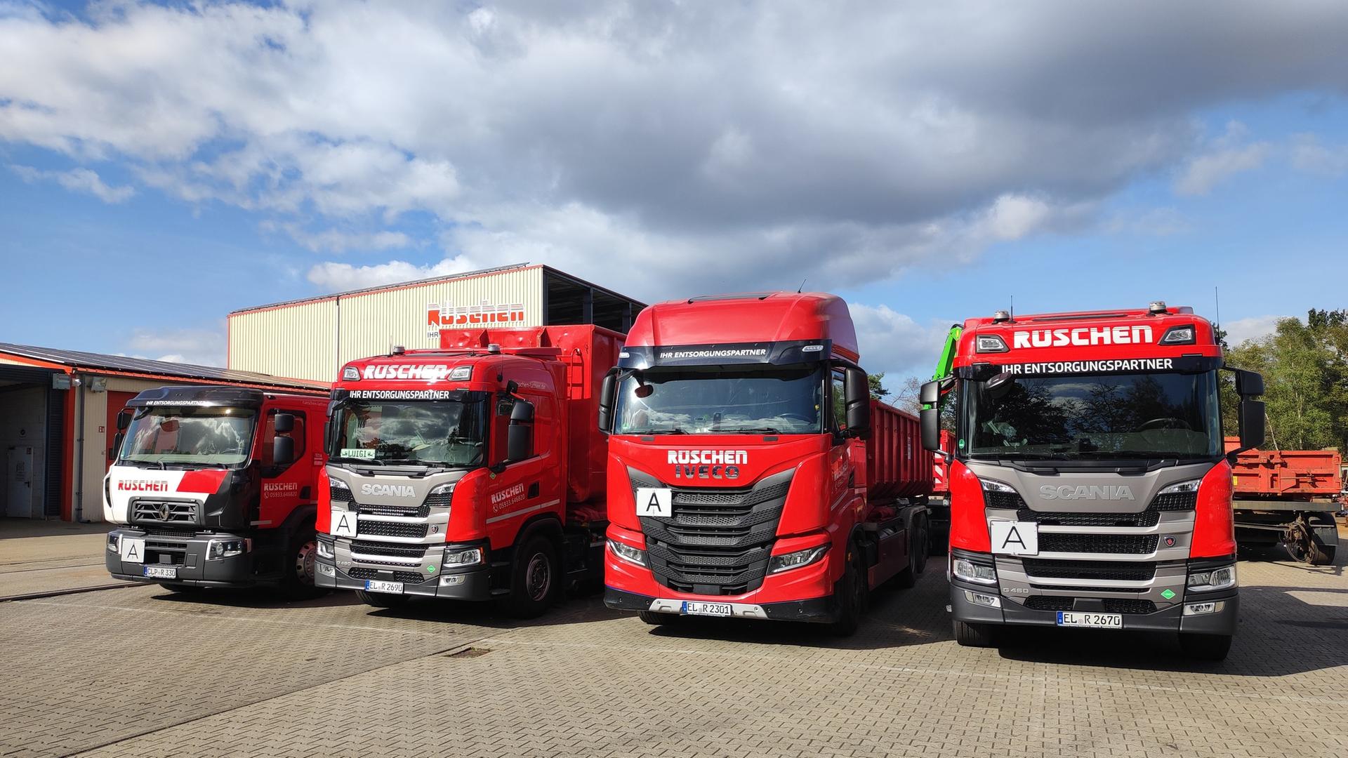Mehrere Lkw stehen auf dem Hof eines Unternehmens | NDR, Jan Niestegge