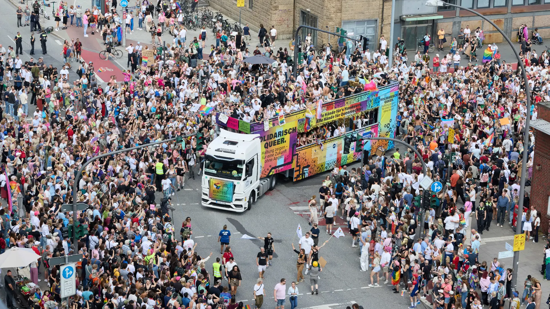 CSD-Demo in Hamburg: 300.000 Menschen waren dabei | ndr.de