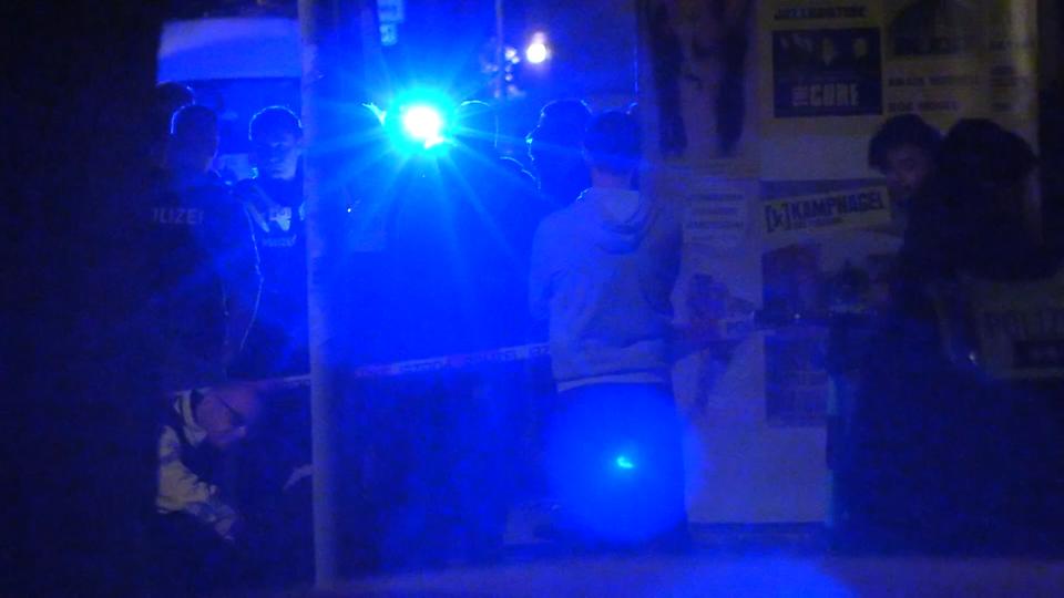 In Rostock brannte ein Auto aus. (Themenbild) | NonStopNews Feuerwehr und Polizei sind nach einem Angriff mit Schusswaffe auf der Veddel im Einsatz.